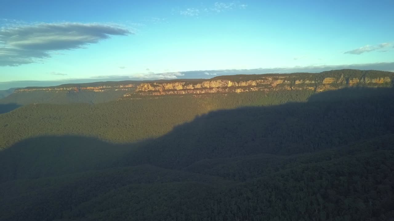 la formación de rocas de las tres hermanas en las montañas azules con vistas a las nubes que cubren los árboles de la selva tropical, sydney, australia
