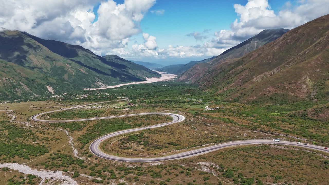 hyperlapse captura el viaje panorámico a lo largo de la carretera 9 en jujuy, argentina