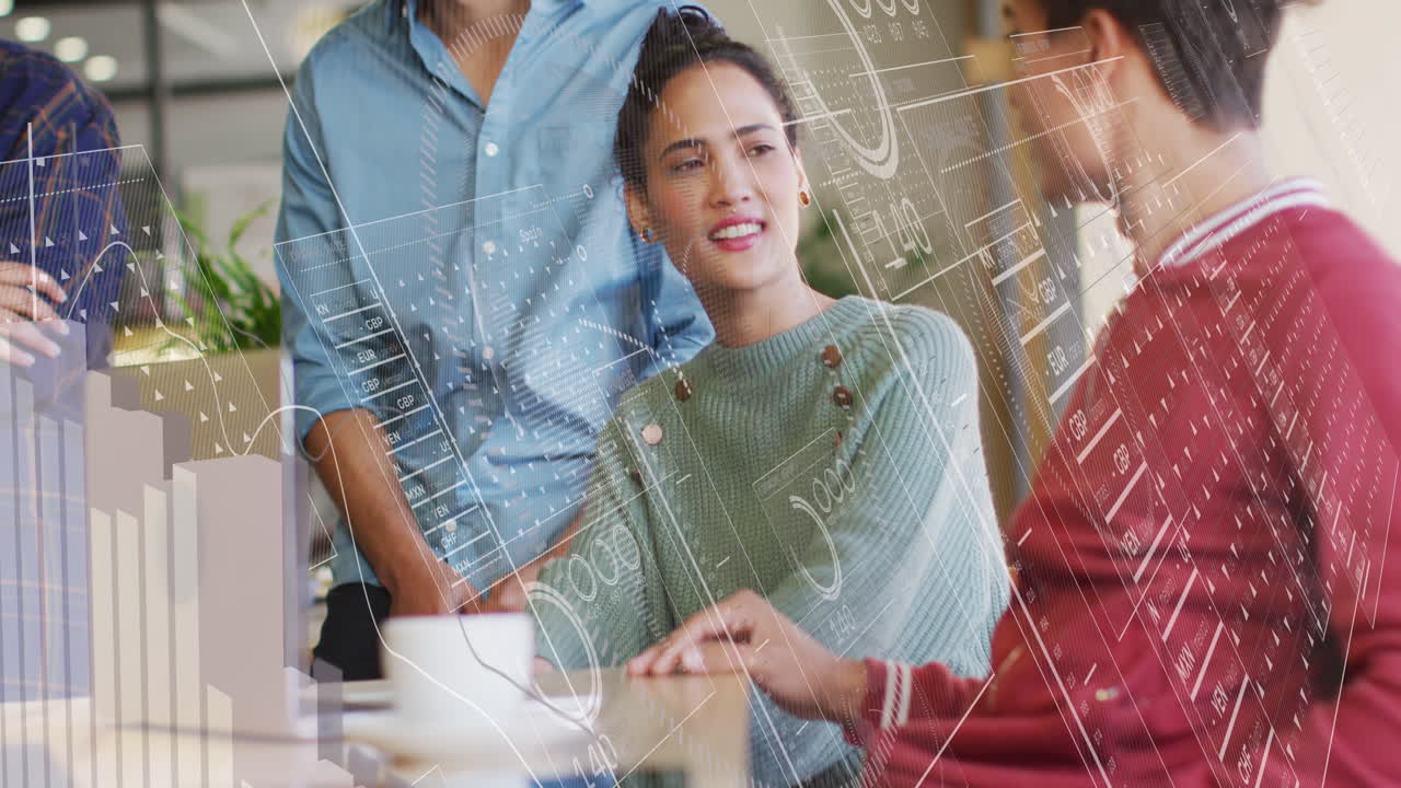 animación de gráficos, círculos de carga, cambios de números, diversos compañeros de trabajo hablando en la oficina