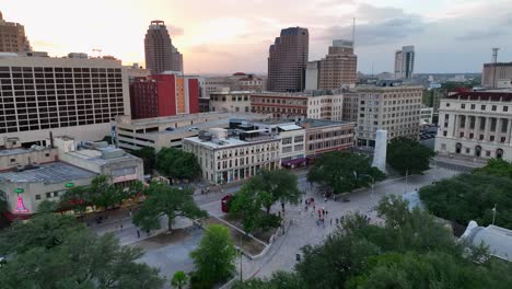 el horizonte de san antonio en la famosa plaza alamo, la histórica misión española y el complejo de la fortaleza