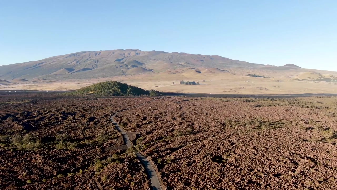 Ripresa con drone in volo verso il Mauna Kea sulla Big Island delle Hawaii