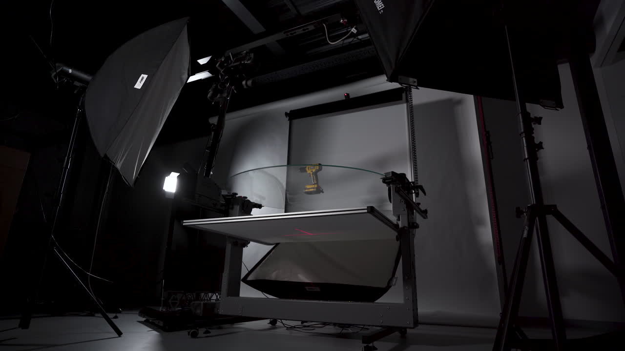 유리 테이블에서 드릴 사진을 찍는 스튜디오의 자동 카메라