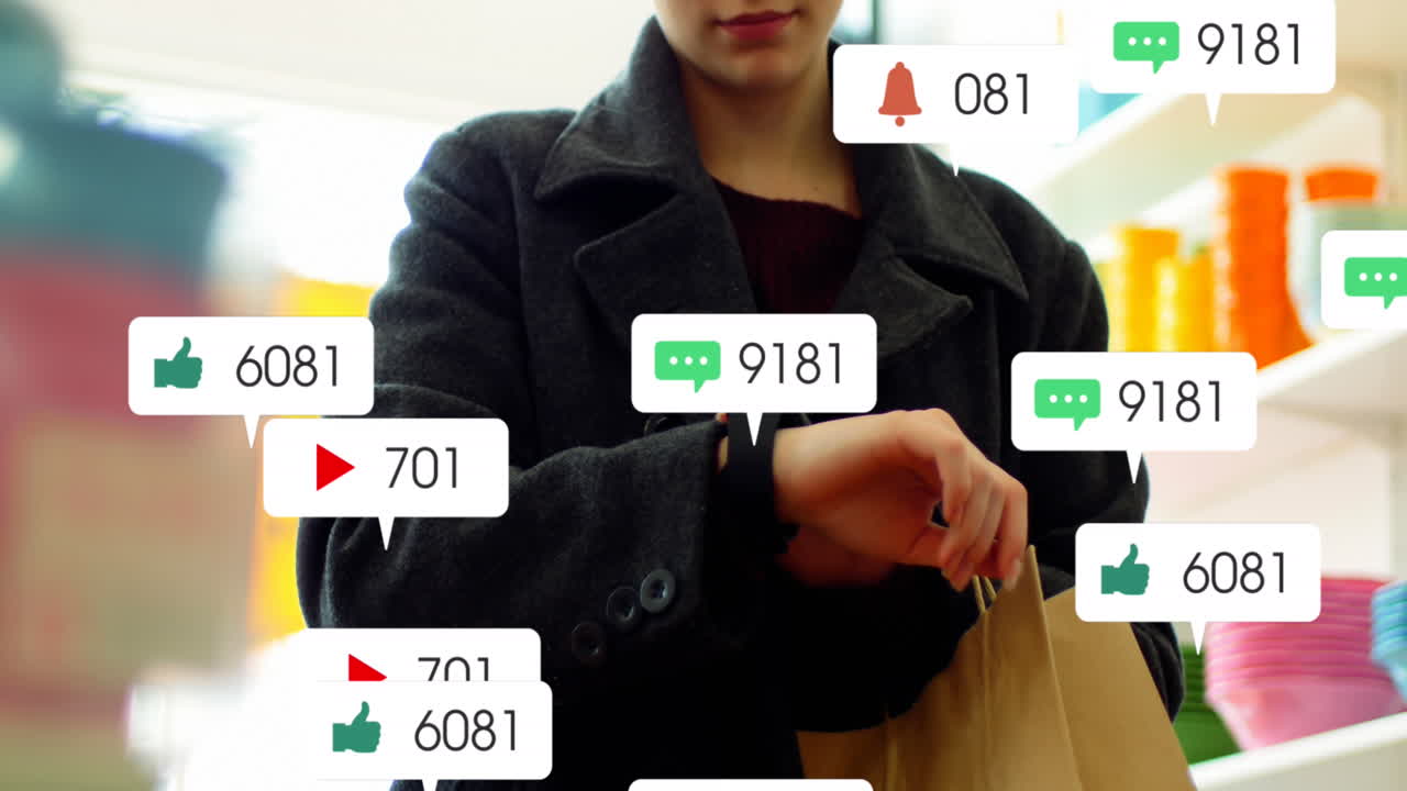 백인 여성이 식료품 가게에서 스마트 워치에서 스크롤하는 알림 바의 애니메이션