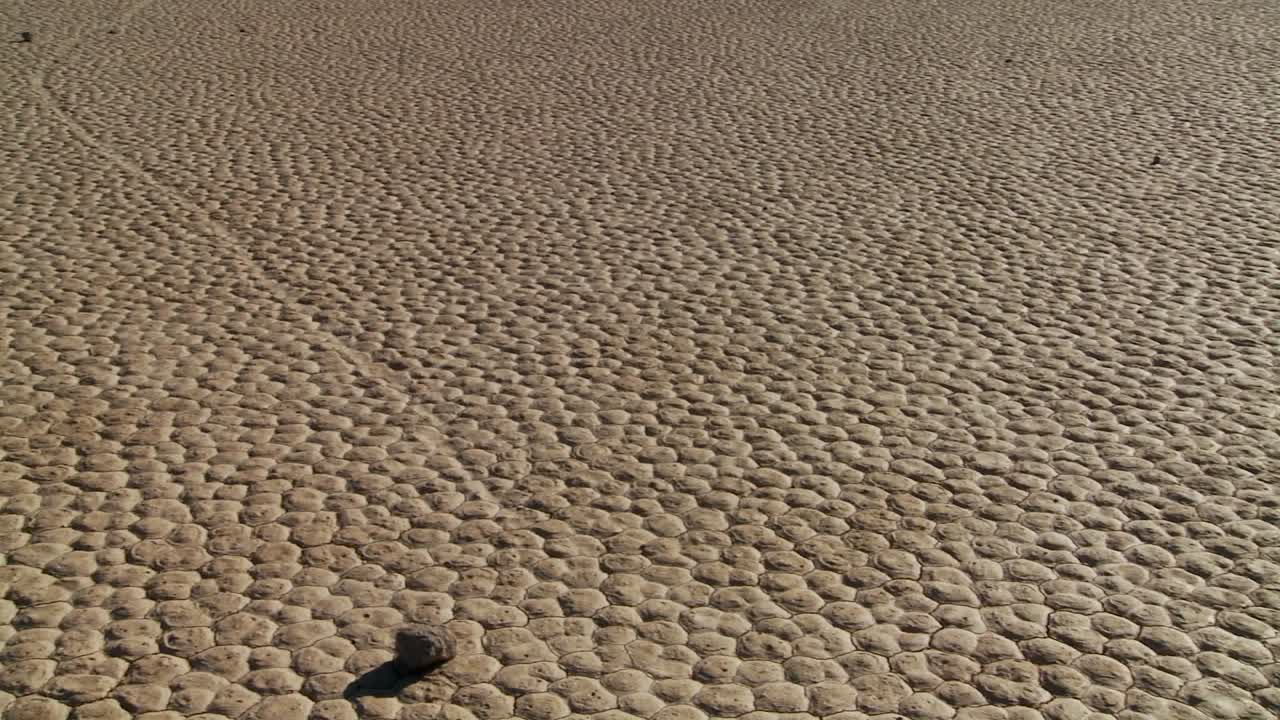 죽음의 계곡의 경마장으로 알려진 마른 호수 바닥을 가로지르는 신비한 바위