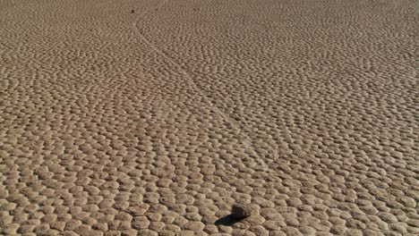 Las-Misteriosas-Rocas-Que-Corren-A-Través-Del-Lecho-Seco-Del-Lago-Conocido-Como-El-Hipódromo-En-El-Valle-De-La-Muerte