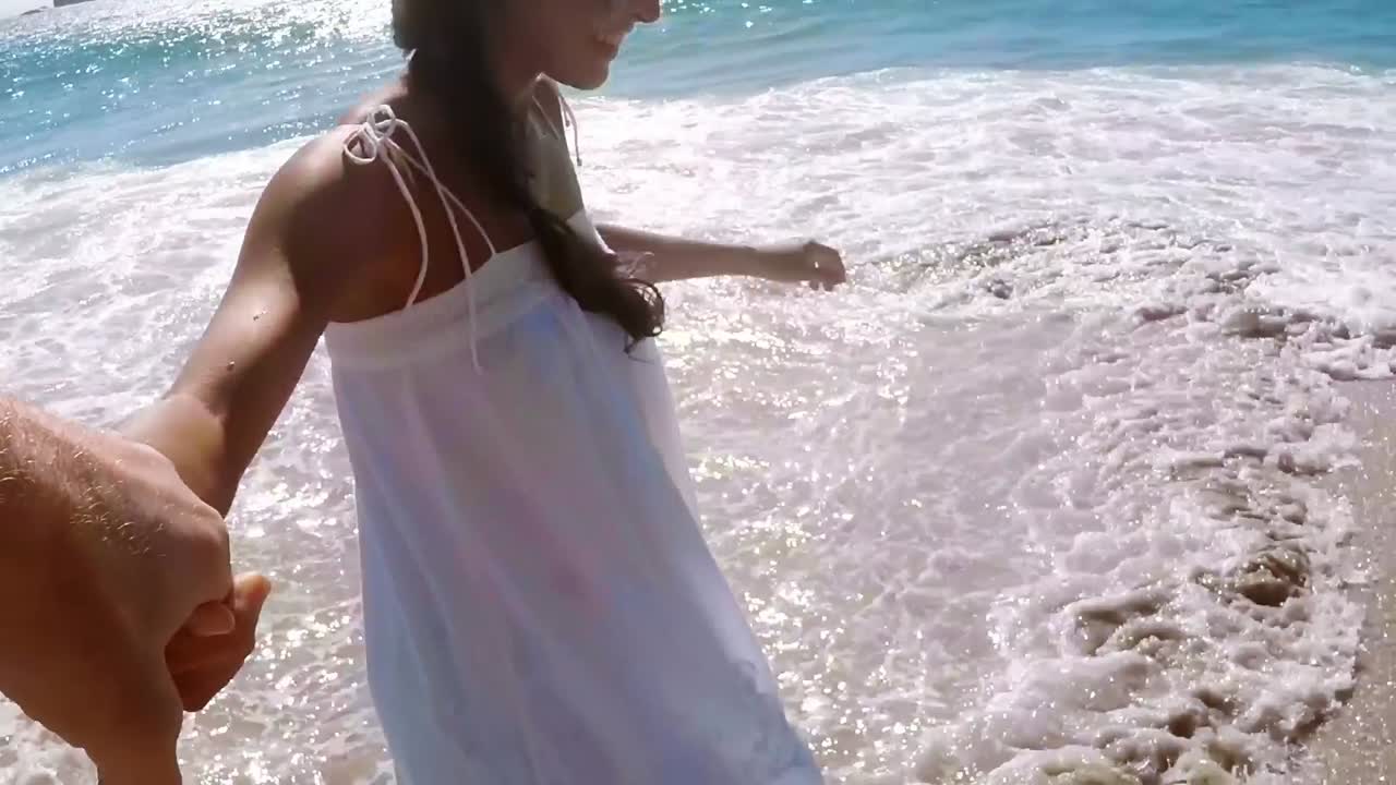 해변 에서 함께  ⁇ 고 있는 부부