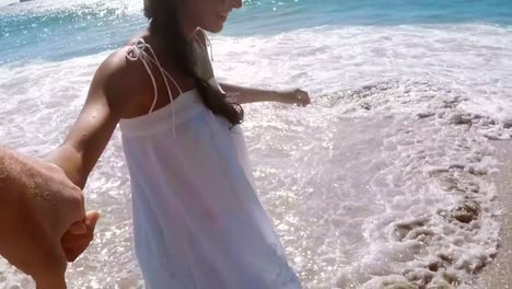 Couple-walking-together-on-the-beach