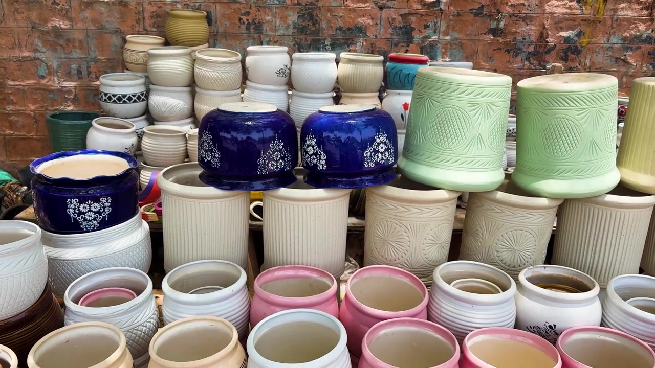 Vasos de cerâmica decorativos para plantas empilhados em um mercado local de artigos para jardinagem