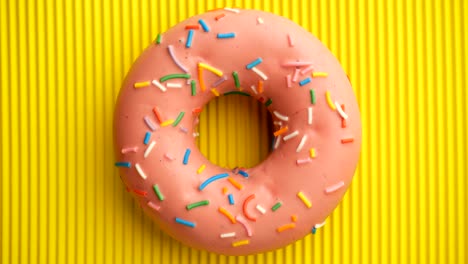 el donut glazado de primer plano.