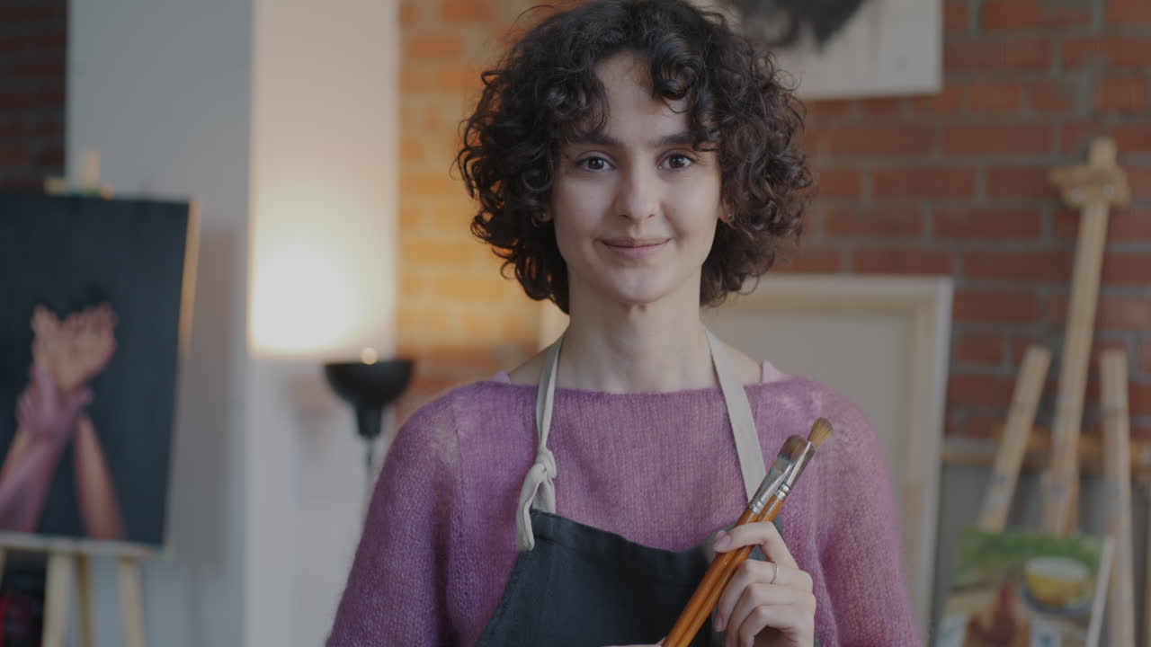 женщина-художник в студии