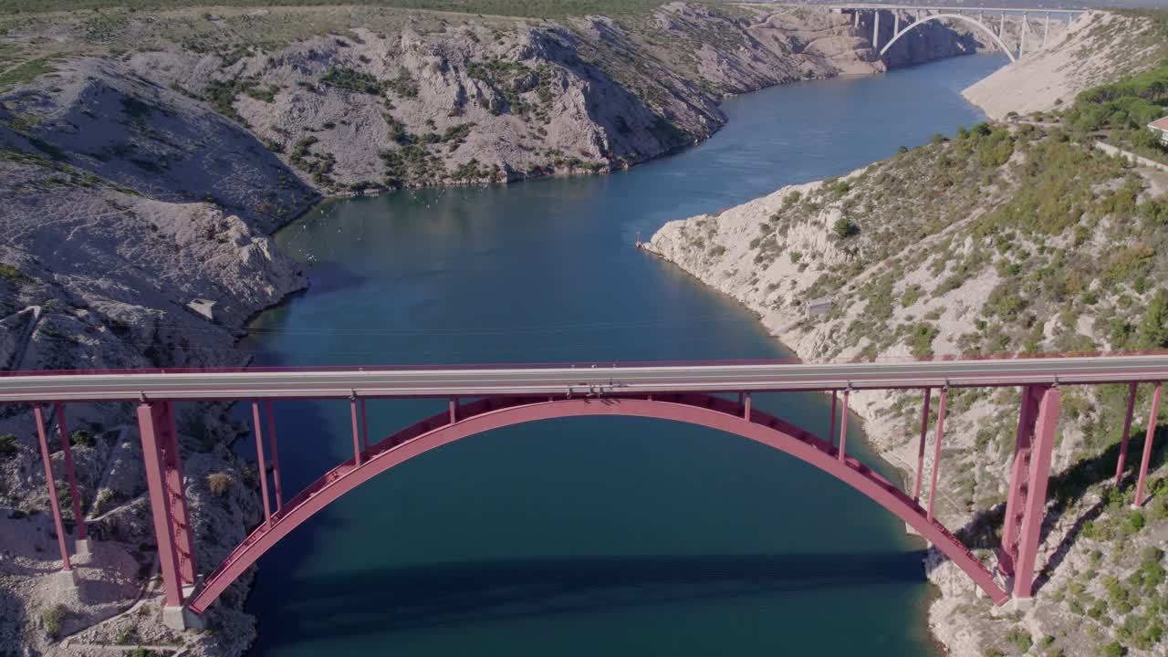 Ripresa aerea di un ponte che si estende su acque azzurre a Maslenica, Zara, Croazia