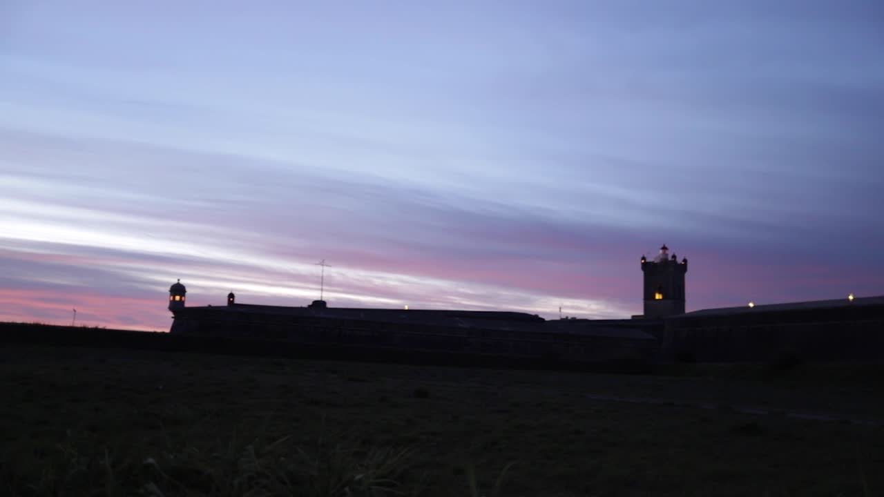 impresionante vista del castillo de san julián fortaleza de carcavelos