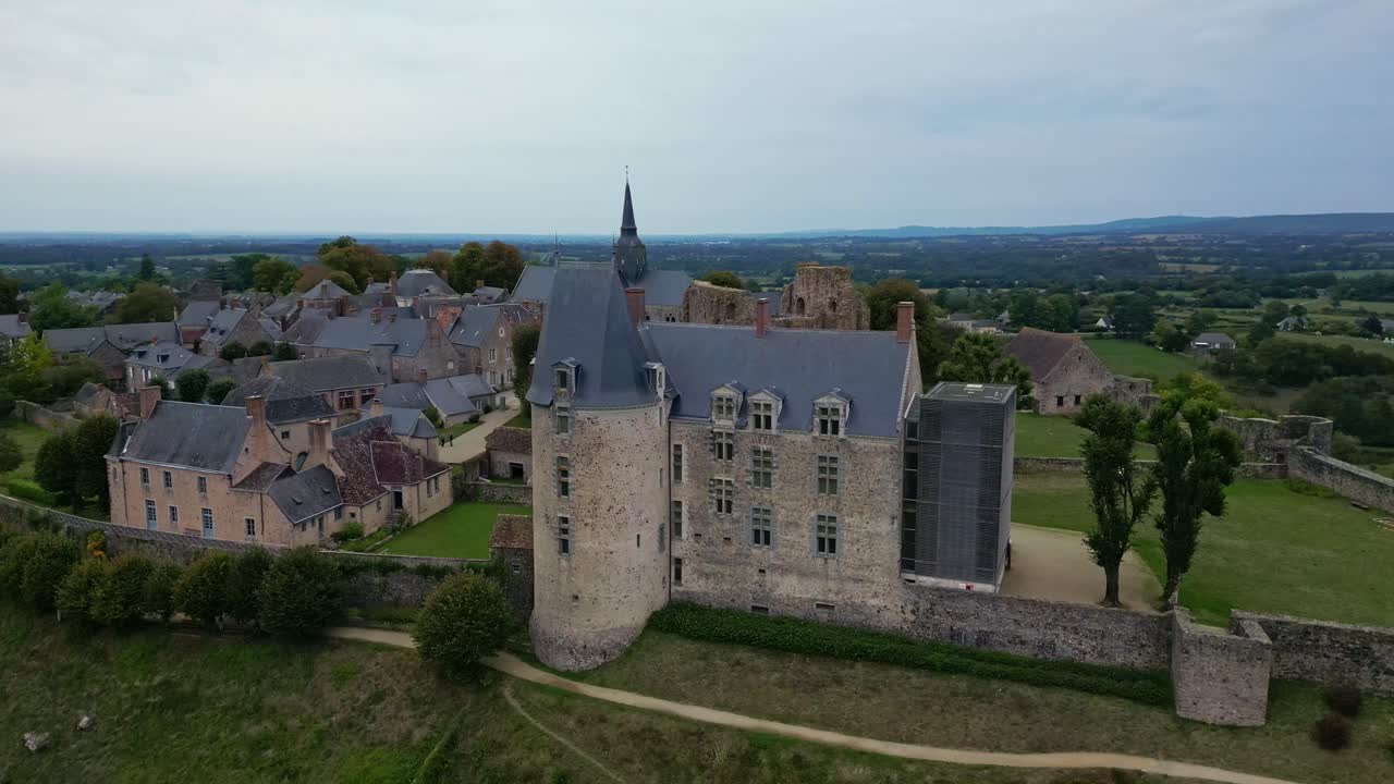 Vue aérienne d'un château médiéval et d'un village en France