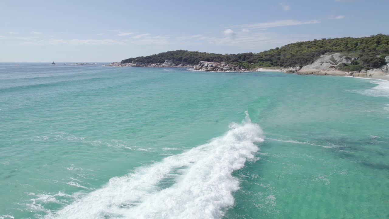 surfista montando una ola rodante en la playa de taylor cerca del campamento de sloop reef en la bahía de binalong, tasmania