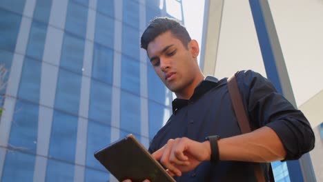 viajero masculino que utiliza una tableta digital en locales de oficina 4k