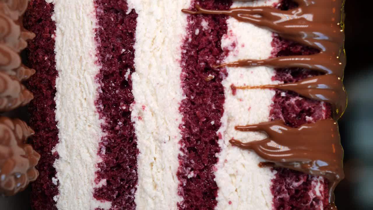 primer plano de una rebanada de pastel de terciopelo rojo con llovizna de chocolate