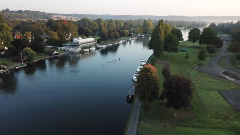 Friedliche-Sonnenaufgangsdrohnenaufnahme-Eines-Einzelnen-Ruderers-Auf-Dem-Fluss-In-Henley-on-thames,-Oxfordshire