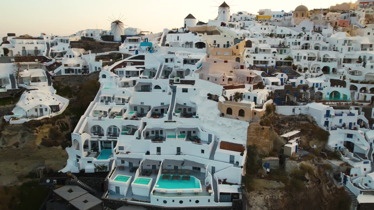 vista aérea del resort de lujo en la isla de santorini, grecia, edificios blancos y piscinas privadas