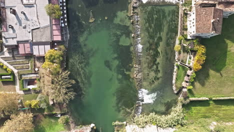vista superior del pueblo de borghetto sul mincio con puente medieval durante el día soleado en italia