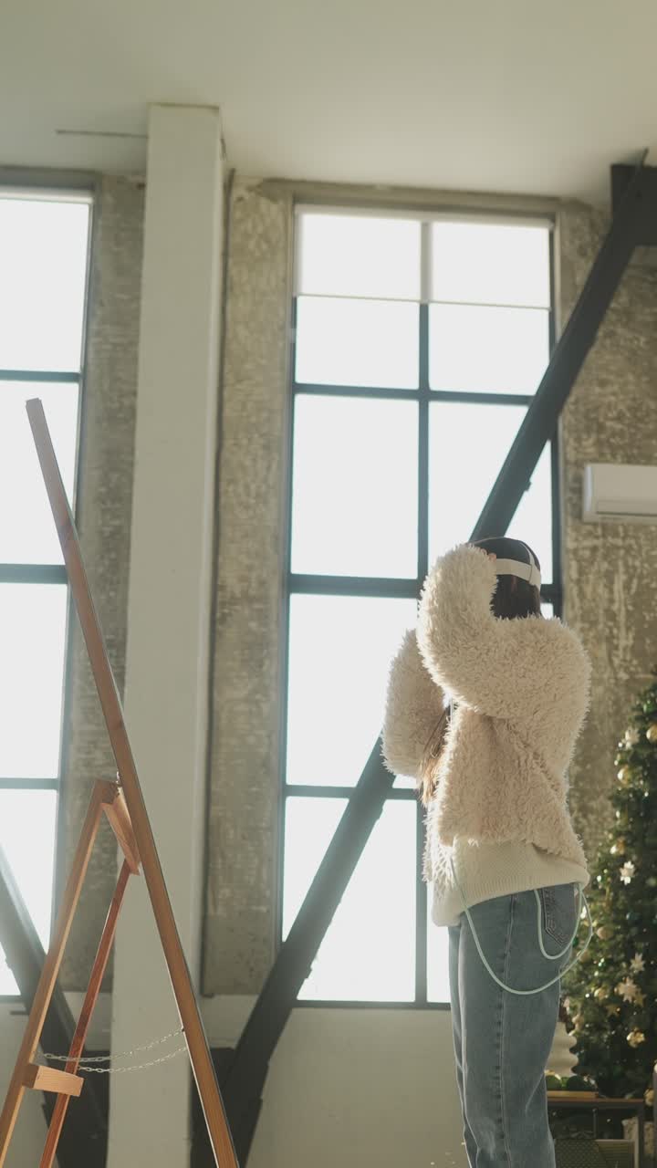 거울 앞에서 vr 헤드을 사용하는 여성