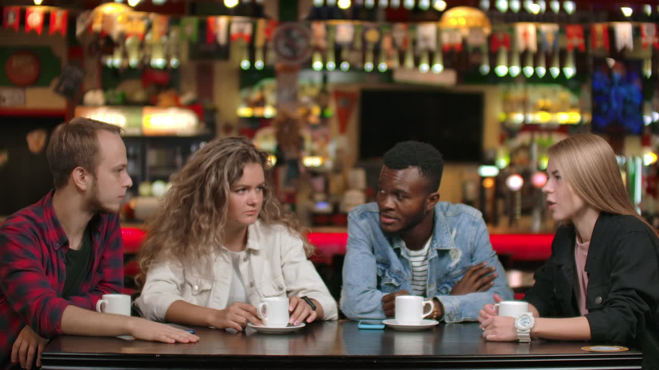 레스토랑에서 얘기하고 웃는 친구들.