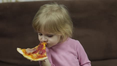 Linda-Niña-Caucásica-Comiendo-Pizza.-Niño-Hambriento-Tomando-Un-Bocado-De-Pizza