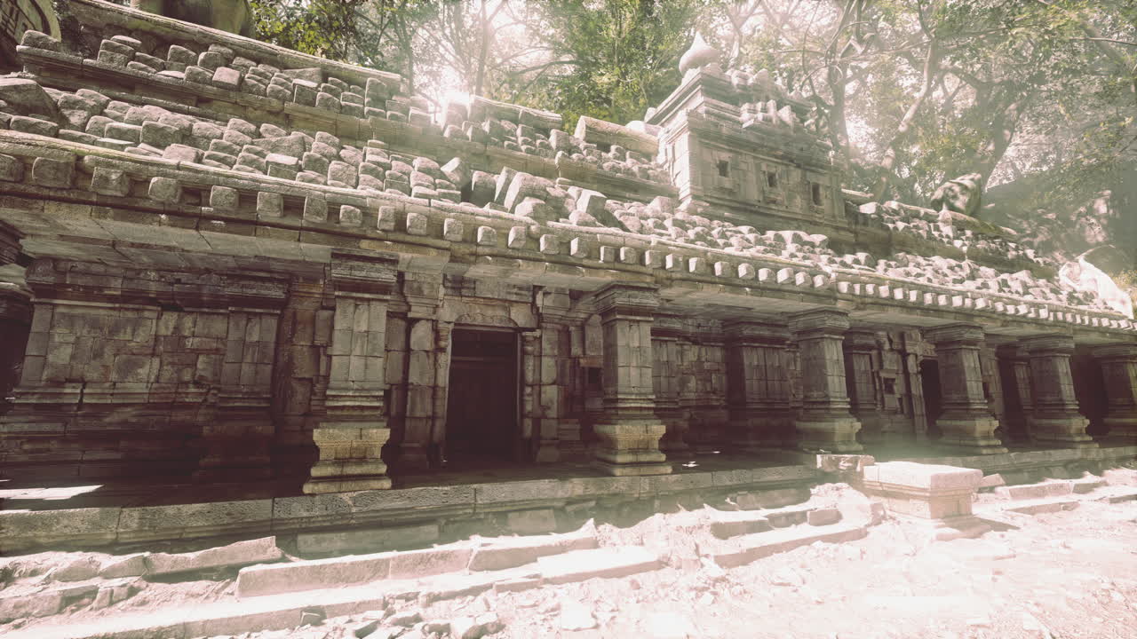 ruinas de antiguos templos de piedra en la selva