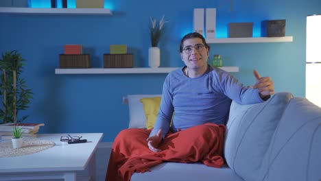 joven pensando y calculando antes de irse a la cama por la noche.