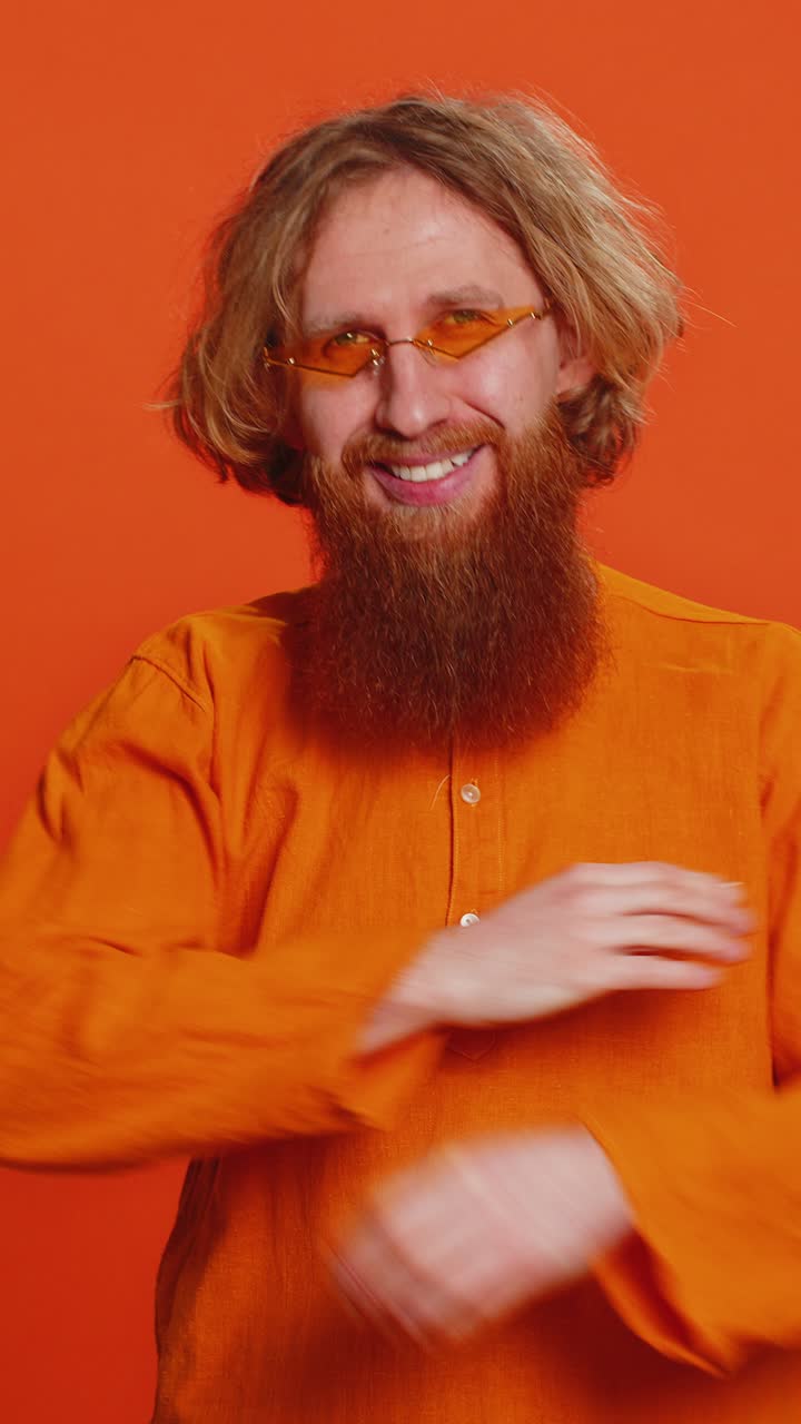 색, 세련된, 선글라스를 입은 남자, 매력적인 미소, 성공을 축하하는, 승리하는, 성공하는