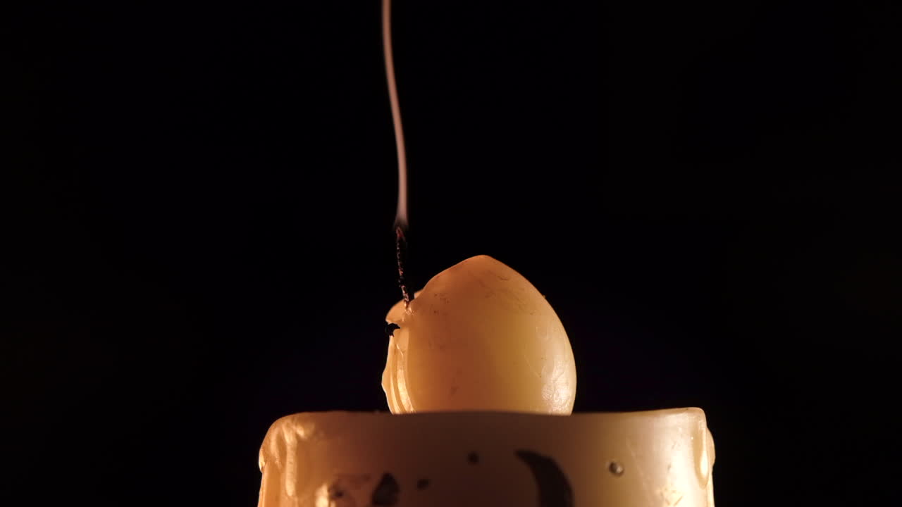 el humo de las velas de navidad en cámara lenta. fondo negro