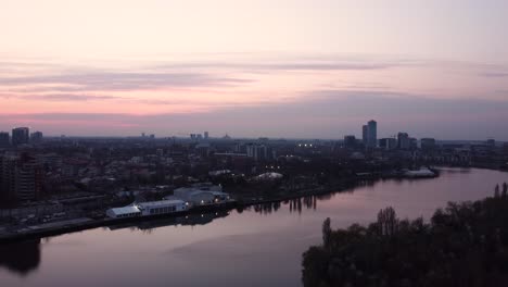 Vista-Aérea-De-La-Puesta-De-Sol-Rosa-En-El-Centro