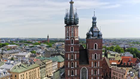 Cracovia,-Polonia,-Antiguos-Palacios-Y-Castillos-Históricos,-Impresionantes-Vistas-Aéreas