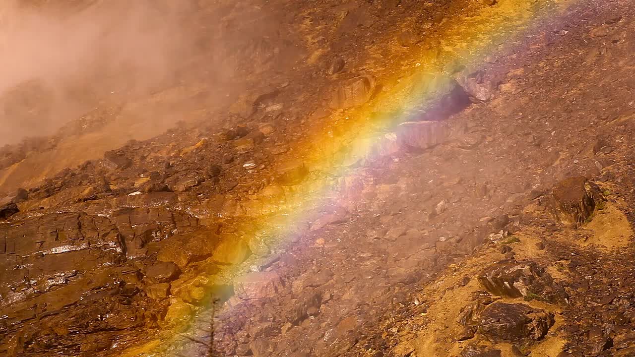 arco iris de cascada de cerca en un día caluroso