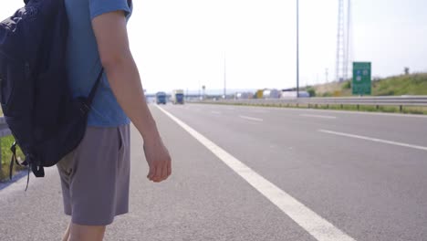 Touristen-Trampen-Auf-Der-Autobahn.