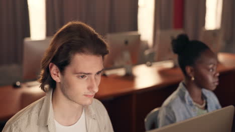 estudiantes que estudian en un laboratorio de computación