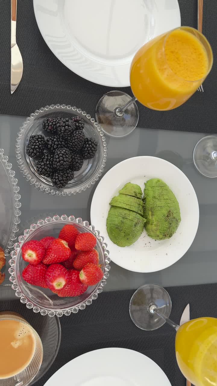 과일, 주스, 아보카도 가 있는 아침 식사 테이블