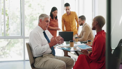 capacitación, entrenamiento y un hombre de negocios sénior