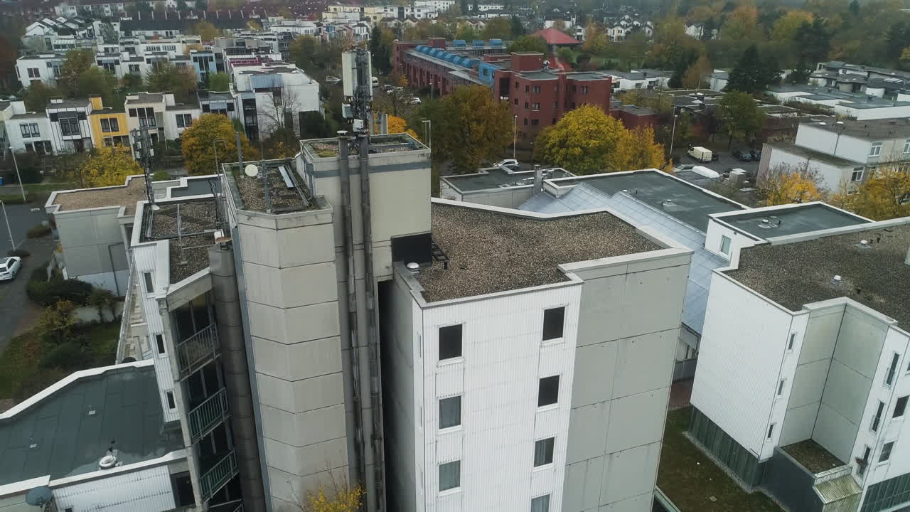 Drone orbitando e inclinando para cima de um edifício, revelando a cidade de Heidelberg.