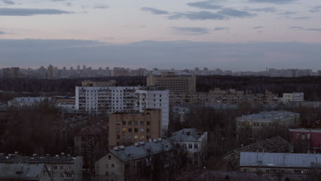 Vista-Nocturna-De-La-Ciudad-Con-Bloques-De-Apartamentos.