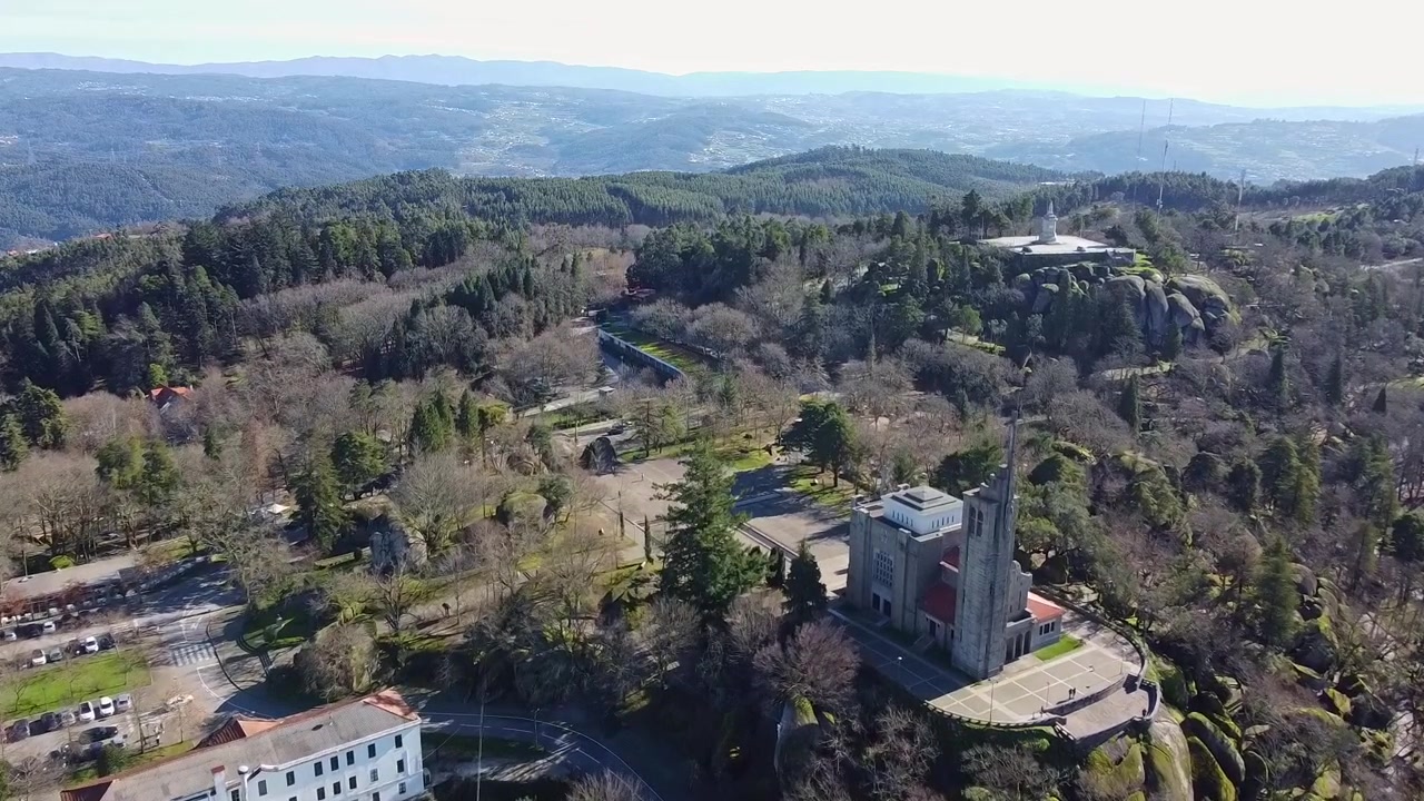 Santuário da Penha (Santuario di Nostra Signora del Carmelo della Peña). Vista aerea in orbita. Monte da Penha, a Guimarães, Portogallo