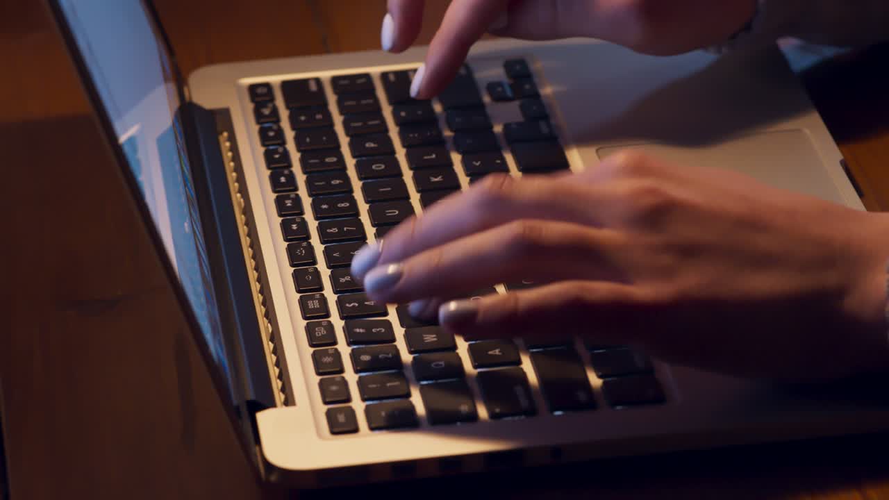 mujer escribiendo en una computadora portátil