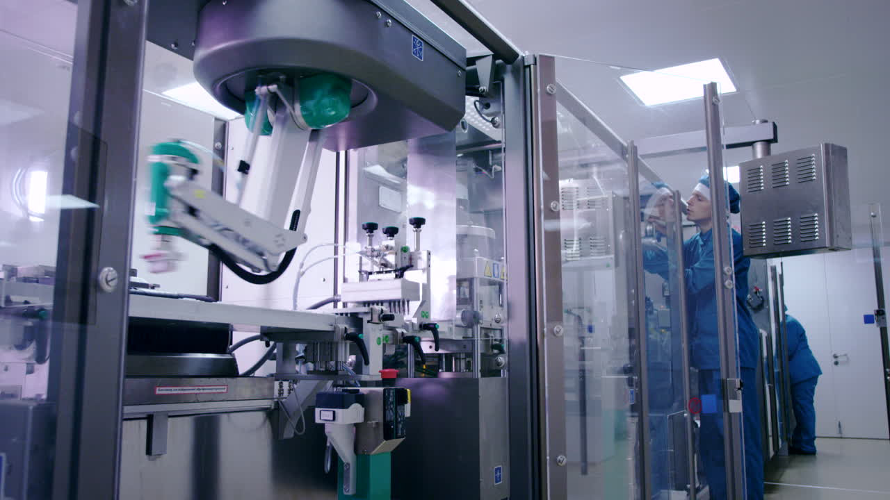 ingeniero comienza la línea de envasado en una planta farmacéutica. industria farmacéutica