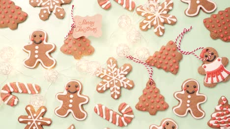 galletas de pan de jengibre tradicionales hechas en casa como regalos de comida sobre un fondo azul