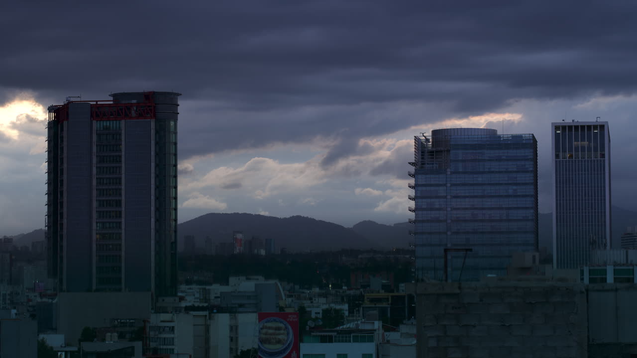 timelapse de nubes pasando sobre la ciudad
