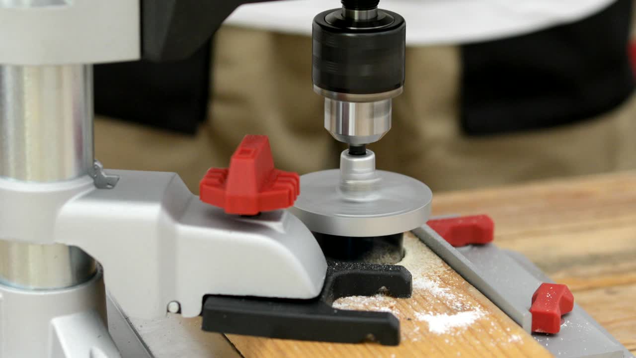 원형 구 기 이 작동, 근접