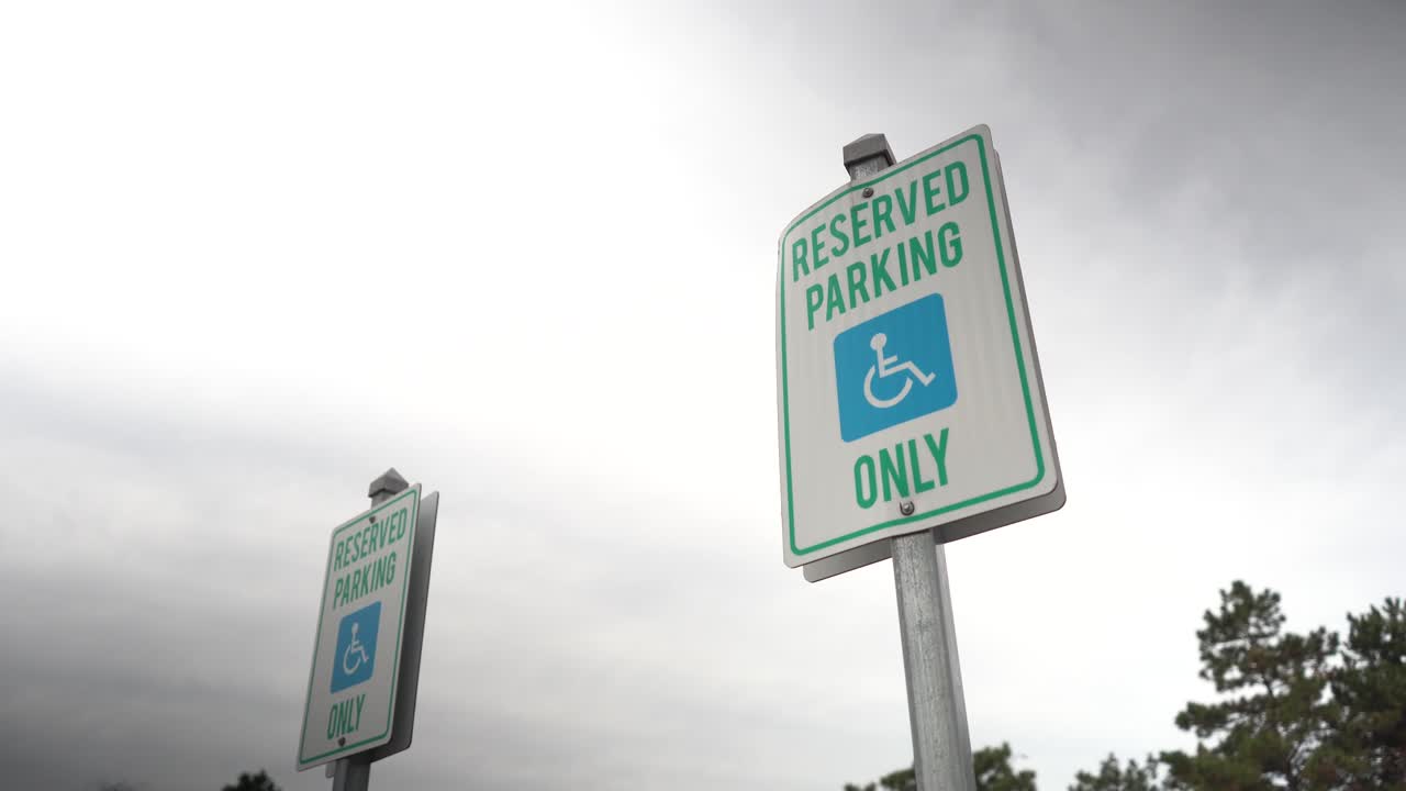 구름이 많은 날에 장애인 주차 표지판