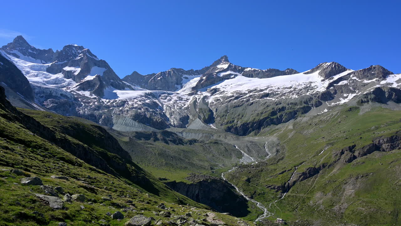 vista panorámica del valle de trift rodeado de cumbres alpinas y glaciares en zermatt, suiza - tiro estático