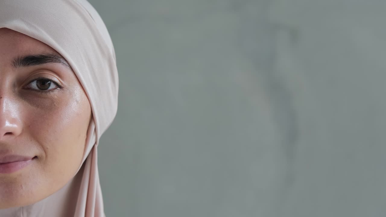 이슬람 히자브 옷을 입은 아름다운 아랍 여성의 초상화, 깨하고 건강한 피부, 복사 공간, 색 배경, 이슬람 세계에서 화장품과 향수 사용