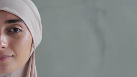cerca de la mitad retrato de una hermosa mujer árabe en vestido de hijab musulmán, piel limpia y saludable. espacio de copia, fondo blanco. el uso de cosméticos y perfumes en el mundo islámico