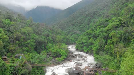 4k-Luftparallaxaufnahme-Eines-Flussbachs-In-Den-Bergen-Mit-Nokalikai-Wasserfällen-Im-Bakground,-Cheerapunji,-Meghalaya,-Indien